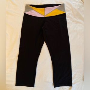 Lululemon Wunder Under Crop Reversible 
Size 8
